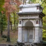 Monumente din București, lăsate de izbeliște și distruse: „Cei mari nici nu se opresc din mașinile luxoase să privească” 2 video monumente din bucuresti lasate de izbeliste si distruse cei mari nici nu se opresc din masinile luxoase sa priveasca 6900e1a7a139b
