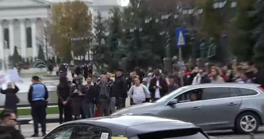 video nicusor dan a fost huiduit la iasi in fata teatrului national cum a reactionat presedintele 68fb90c1c8656