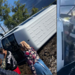 video o familie cu 3 copii salvata de un pompier dintr un autoturism derapat din cauza grindinei 68ea7cd968861