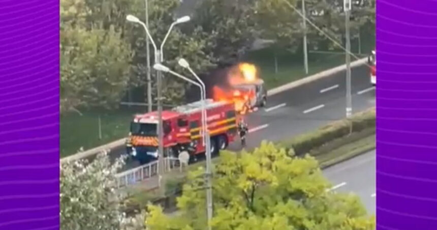 video o masina a fost cuprinsa de flacari pe un bulevard din centrul bucurestiului traficul in zona ingreunat 68e370723163e