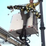 video oltenii se pregatesc pentru sarbatorile de iarna in craiova se pun deja instalatii de iluminat si globulete pentru targul de craciun 68dcfb713553d
