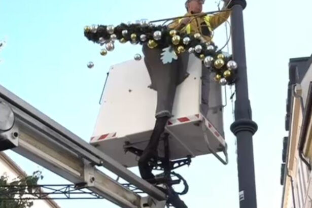 video oltenii se pregatesc pentru sarbatorile de iarna in craiova se pun deja instalatii de iluminat si globulete pentru targul de craciun 68dcfb713553d