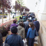 video pelerinaj la iasi zeci de mii de credinciosi stau la rand si 10 ore pentru a se inchina la moastele sfintei parascheva 68ea6642b809f