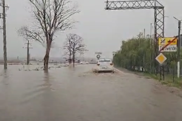 video se circula greu pe dn 22 la iesire din tariverde apa a inundat soseaua 68e614d3ecf6a