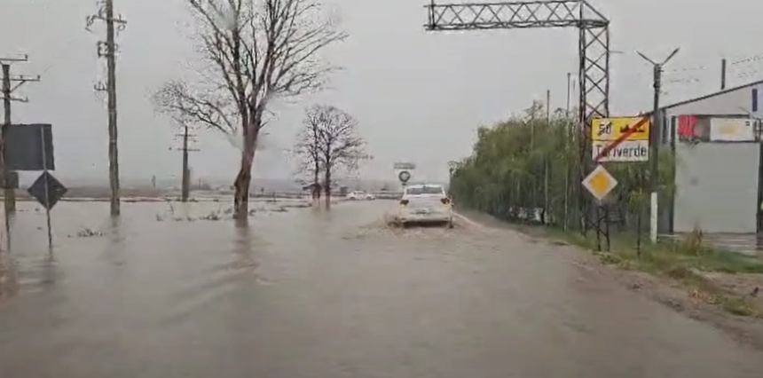 video se circula greu pe dn 22 la iesire din tariverde apa a inundat soseaua 68e614d3ecf6a