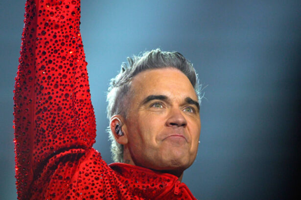 video sindromul de care sufera robbie williams in orice alt loc ma simt inconfortabil 68e554838fbb0