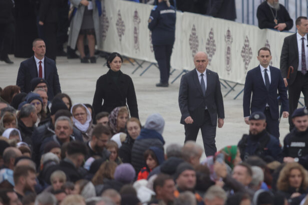 video sustinatorii lui calin georgescu au facut scandal la inaugurarea catedralei nationale au intervenit jandarmii 68fe1e9fa1c86