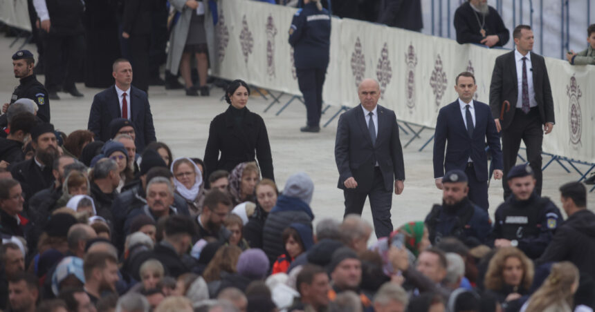 Susținătorii lui Călin Georgescu au provocat scandal la inaugurarea Catedralei Naționale, iar jandarmii au intervenit. 1 video sustinatorii lui calin georgescu au facut scandal la inaugurarea catedralei nationale au intervenit jandarmii 68fe1e9fa1c86