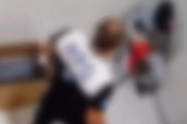 video un agent de paza a fost retinut dupa ce a lovit un barbat care fura haine intr un mall din bucuresti 68f52dfac7d98