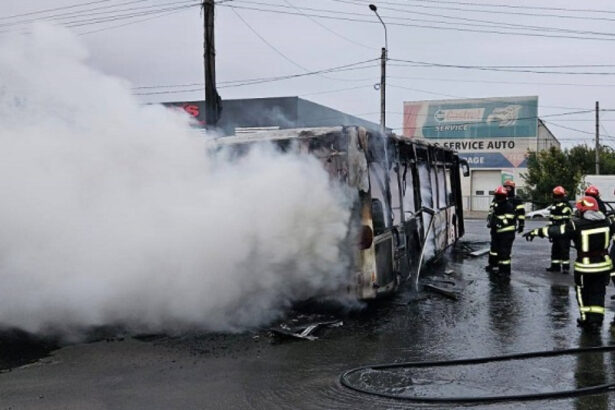 video un autobuz cu muncitori a luat foc in mers la braila vehiculul a ars ca o torta 68df9ae595421