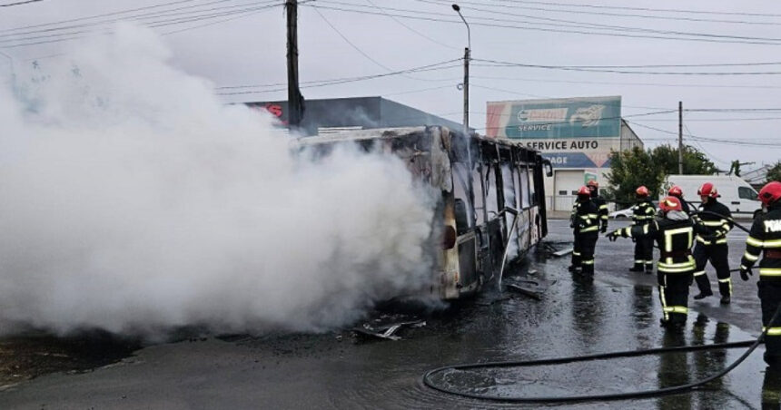 video un autobuz cu muncitori a luat foc in mers la braila vehiculul a ars ca o torta 68df9ae595421