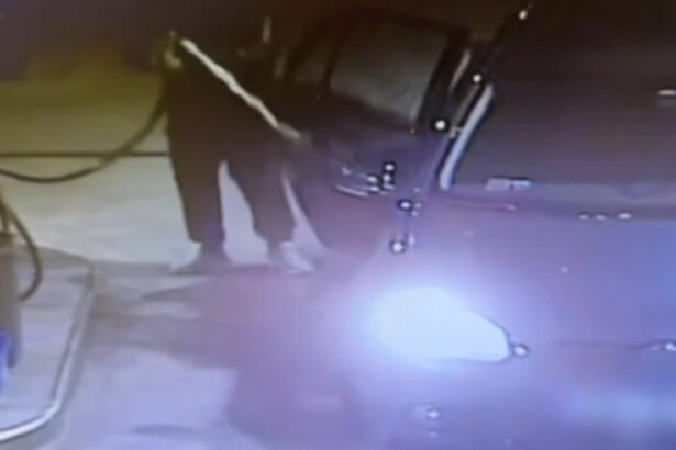 video un barbat a turnat benzina peste masina si a amenintat ca ii da foc incidentul a fost surprins intr o benzinarie din timisoara 68e8bcc5071b5