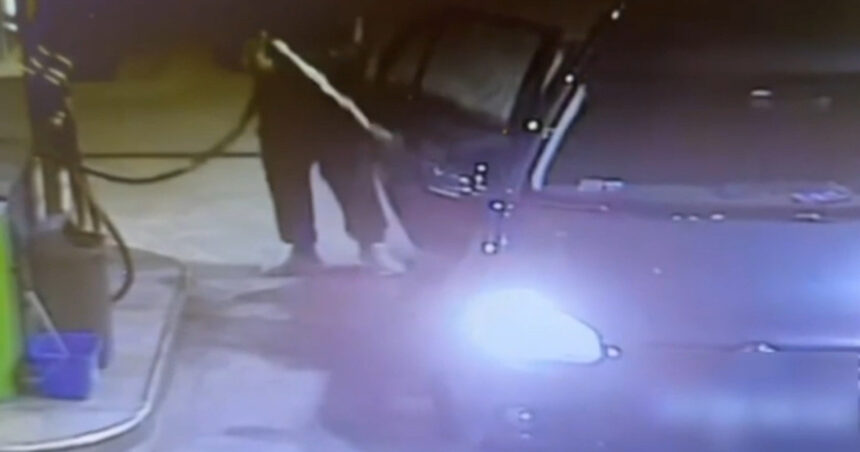 video un barbat a turnat benzina peste masina si a amenintat ca ii da foc incidentul a fost surprins intr o benzinarie din timisoara 68e8bcc5071b5