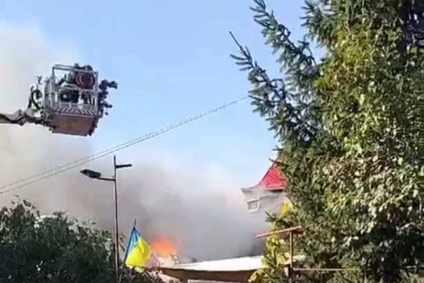 video update un barbat a ajuns la spital incendiu la o locuinta din eforie nord flacarile s au extins si la alte locuinte 68f4b43843475