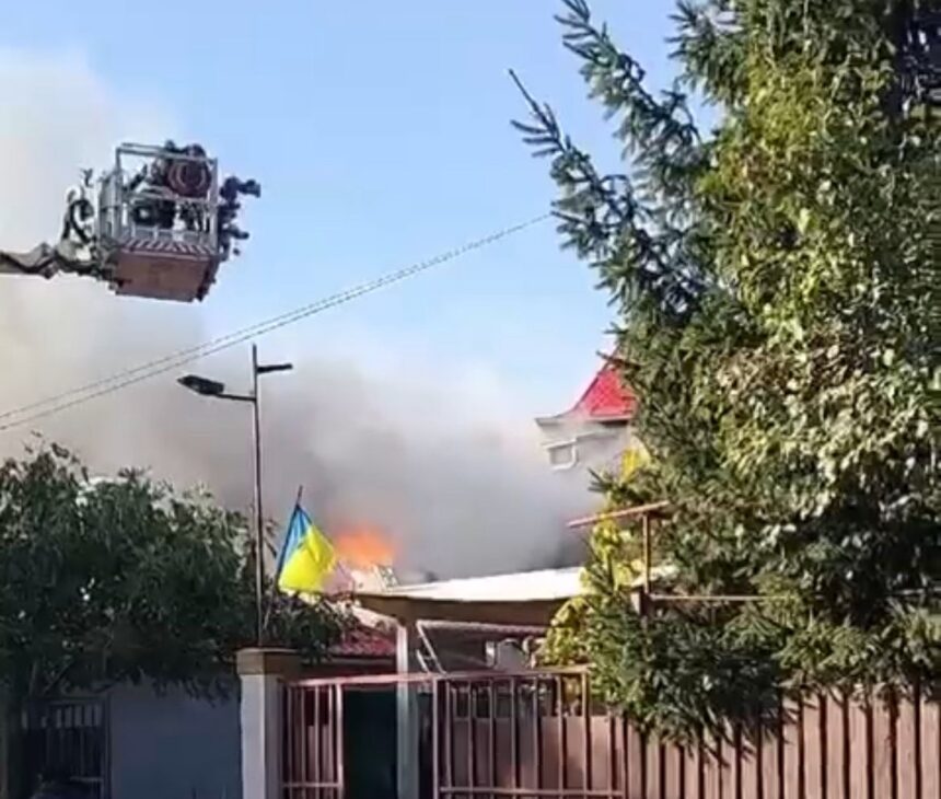 video update un barbat a ajuns la spital incendiu la o locuinta din eforie nord flacarile s au extins si la alte locuinte 68f4b43843475