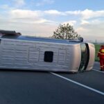 accident pe dn3 intre pietreni si viisoara un microbuz cu 9 pasageri s a rasturnat intervin mai multe ambulante 69156e47cec99