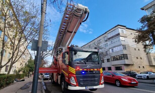 alerta pe bulevardul tomis din constanta pompierii intervin cu autoscara si cu descarcerarea 6926db9cce9ca