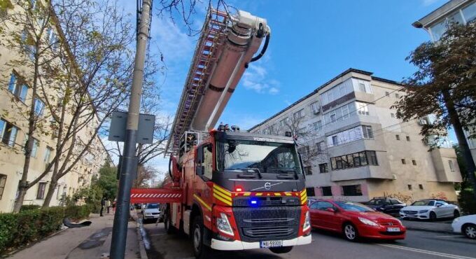 alerta pe bulevardul tomis din constanta pompierii intervin cu autoscara si cu descarcerarea 6926db9cce9ca