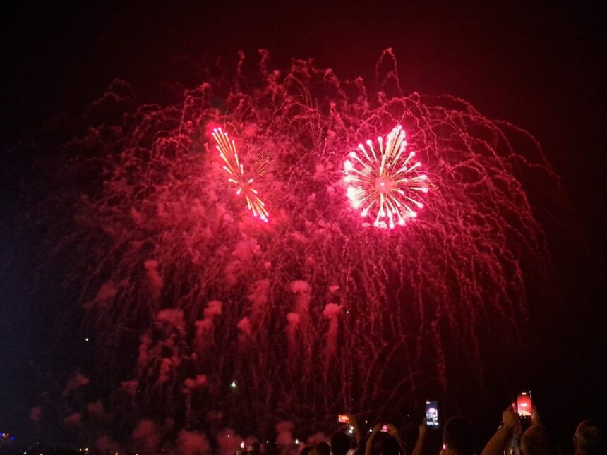 atentie s a schimbat legea persoanele fizice pot cumpara doar materiale pirotehnice din categoria artificiilor de brad incep controalele 6922e6ccc27ae