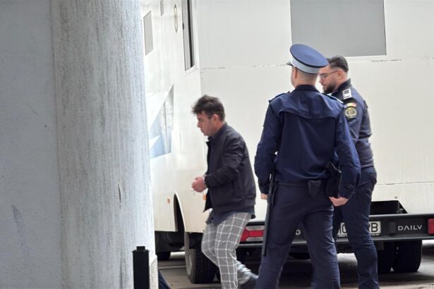 capul retelei din fabrica de mosteniri lucra in familie ce rol aveau fratele si cumnata lui si cum invarteau apartamentele si sumele mari de bani ale batranilor 69150f070e801