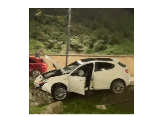 cascadorie in toiul noptii pe strada termele romane un sofer a intrat cu masina in vestigiile de la poarta 1 692a12469ca6b