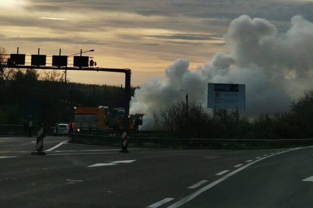 circulatie blocata pe autostrada a2 sensul spre capitala arde un ansamblu rutier incarcat cu nitrocalcar 6928066ca76bd