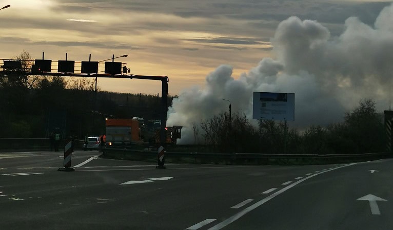 circulatie blocata pe autostrada a2 sensul spre capitala arde un ansamblu rutier incarcat cu nitrocalcar 6928066ca76bd