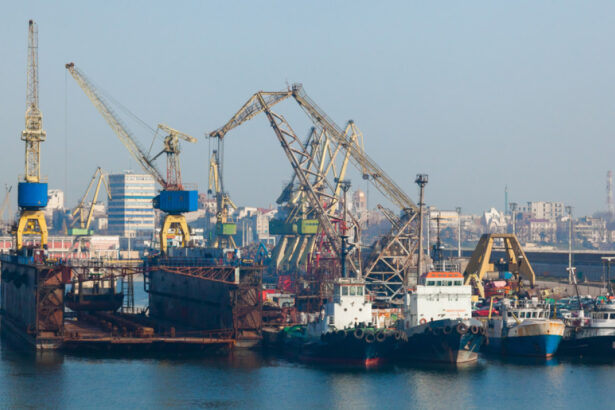 contrabanda cu motorina prin facilitati din portul constanta 37 de perchezitii in noua judete si 11 firme sub lupa diicot 69280be067cd7