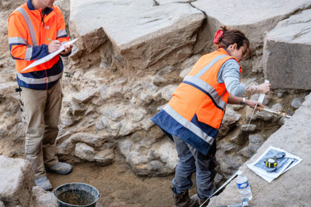 descoperire rara in franta un inel de aur vechi de 2 000 de ani dezvaluie misterele unui mormant roman fastuos 692bcf1f54a4a