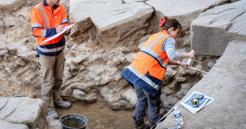 descoperire rara in franta un inel de aur vechi de 2 000 de ani dezvaluie misterele unui mormant roman fastuos 692bcf1f54a4a