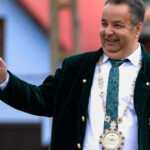 dorin cioaba autointitulat rege al romilor ii ironizeaza pe politicieni oare sunt singurul care are diplome pe bune 692c0adab8e63