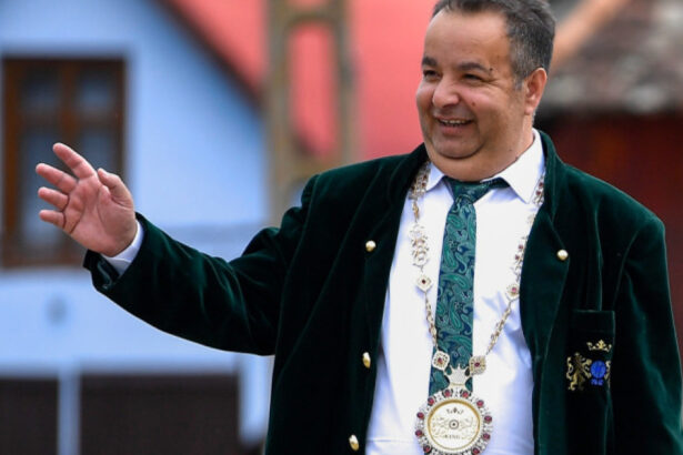 dorin cioaba autointitulat rege al romilor ii ironizeaza pe politicieni oare sunt singurul care are diplome pe bune 692c0adab8e63