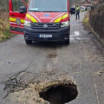 doua persoane au fost duse la spital dupa ce au cazut intr o groapa in asfalt in petrosani 69235cfad746d