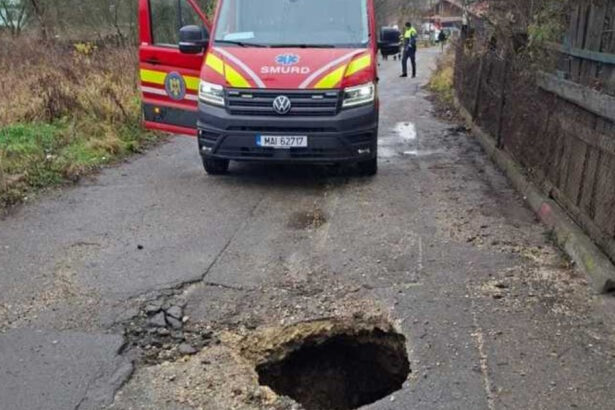 doua persoane au fost duse la spital dupa ce au cazut intr o groapa in asfalt in petrosani 69235cfad746d