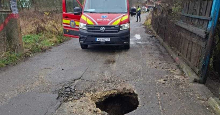 doua persoane au fost duse la spital dupa ce au cazut intr o groapa in asfalt in petrosani 69235cfad746d