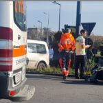 foto accident cu un moped in sensul giratoriu de la doraly 6921ae2f28550