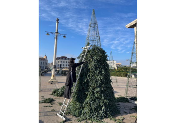 foto au inceput pregatirile pentru targul de craciun din constanta in piata ovidiu se monteaza primii brazi 6916d8502953d