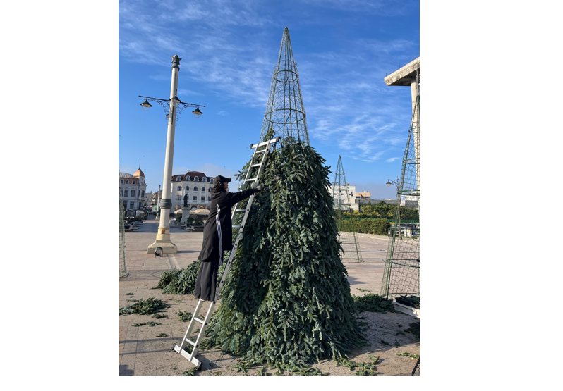 foto au inceput pregatirile pentru targul de craciun din constanta in piata ovidiu se monteaza primii brazi 6916d8502953d