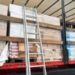 foto captura impresionanta 15 de tigarete introduse pe teritoriul romaniei de un sarb barbatul a fost arestat pentru contrabanda 692c2fe2daa3f