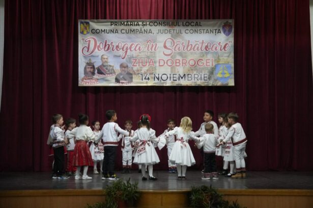 foto copiii artistii si comunitatea din cumpana au adus la la viata mozaicul etnic al dobrogei 6917421464139