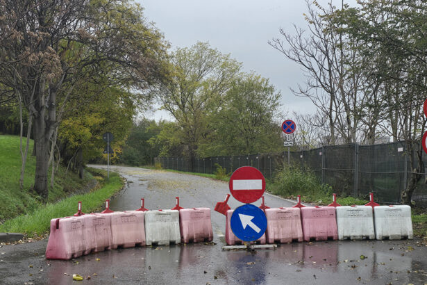 foto din cauza potentialului risc de surpare circulatia rutiera a fost inchisa pe o portiune a strazii valea portului 691d92fbc4a32