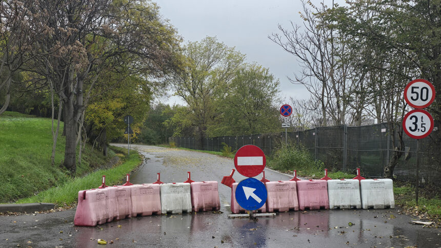 foto din cauza potentialului risc de surpare circulatia rutiera a fost inchisa pe o portiune a strazii valea portului 691d92fbc4a32