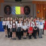 foto elevii liceului teoretic lucian blaga din constanta au sarbatorit ziua nationala cu cantece dansuri si plantari de copaci 6929d2f1b78b4
