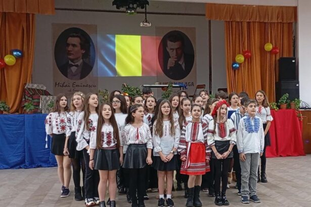 foto elevii liceului teoretic lucian blaga din constanta au sarbatorit ziua nationala cu cantece dansuri si plantari de copaci 6929d2f1b78b4