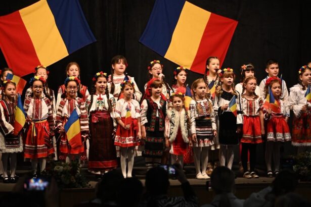 foto micutii talentati din medgidia au sustinut astazi spectacolul intitulat romanie colt de rai ropote de aplauze au rasunat pentru micii artisti in casa de cultura i n roman 692b27efb5b1e