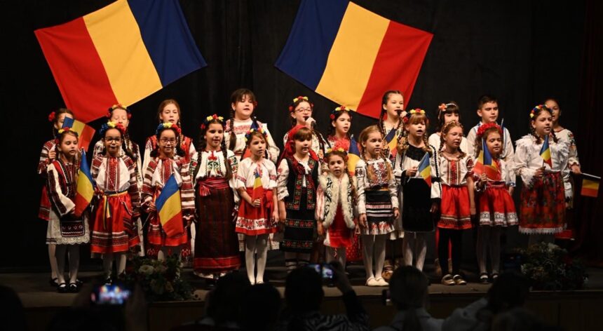 foto micutii talentati din medgidia au sustinut astazi spectacolul intitulat romanie colt de rai ropote de aplauze au rasunat pentru micii artisti in casa de cultura i n roman 692b27efb5b1e