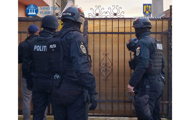 foto perchezitii cu mascatii sas la cumpana la domiciliile a trei barbati banuiti ca au participat la o incaierare generala dintr o parcare 69149b8a36ecb