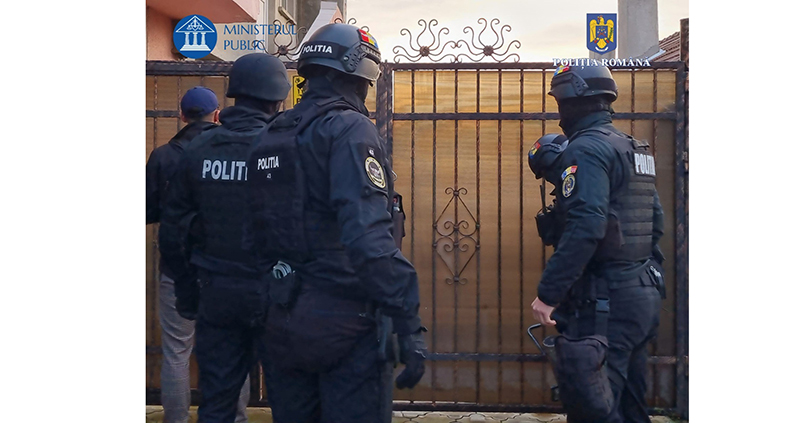 foto perchezitii cu mascatii sas la cumpana la domiciliile a trei barbati banuiti ca au participat la o incaierare generala dintr o parcare 69149b8a36ecb