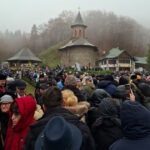 foto peste 15 000 de oameni la canonizarea lui arsenie boca 24 de pelerini au avut nevoie de ingrijiri medicale recomandarile isu 692a9d3aa1b1f