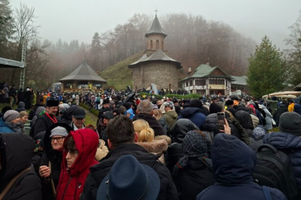 foto peste 15 000 de oameni la canonizarea lui arsenie boca 24 de pelerini au avut nevoie de ingrijiri medicale recomandarile isu 692a9d3aa1b1f